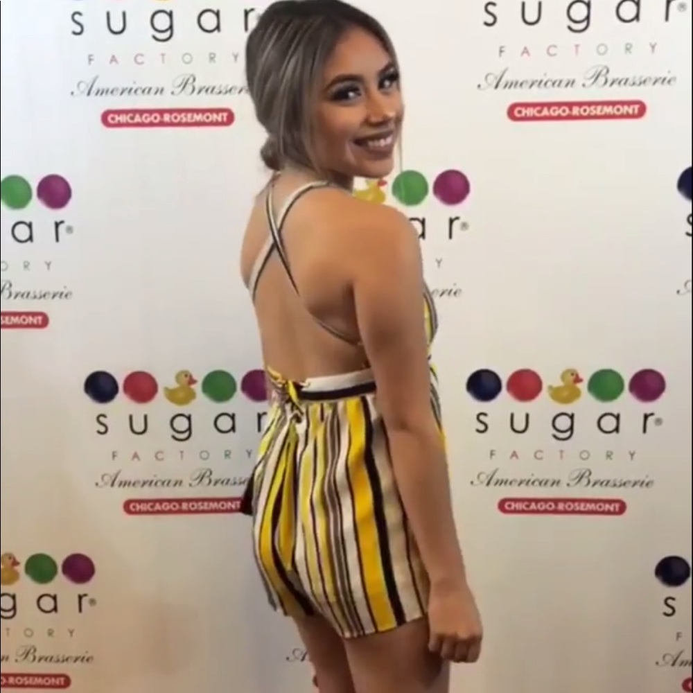 Open back Romper ✨ - Picture 2 of 2